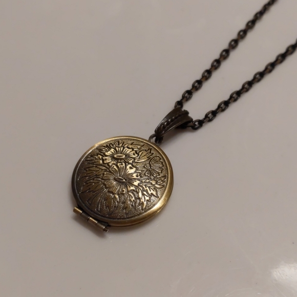 Gold locket necklace - Picture 2 of 4